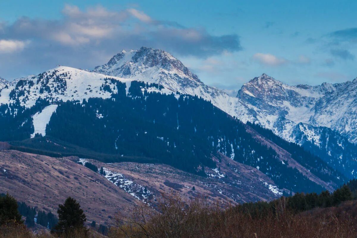 гора вацман рихтер. монтбланк гора. палмер аляска. горы тянь шань. горный хребет.