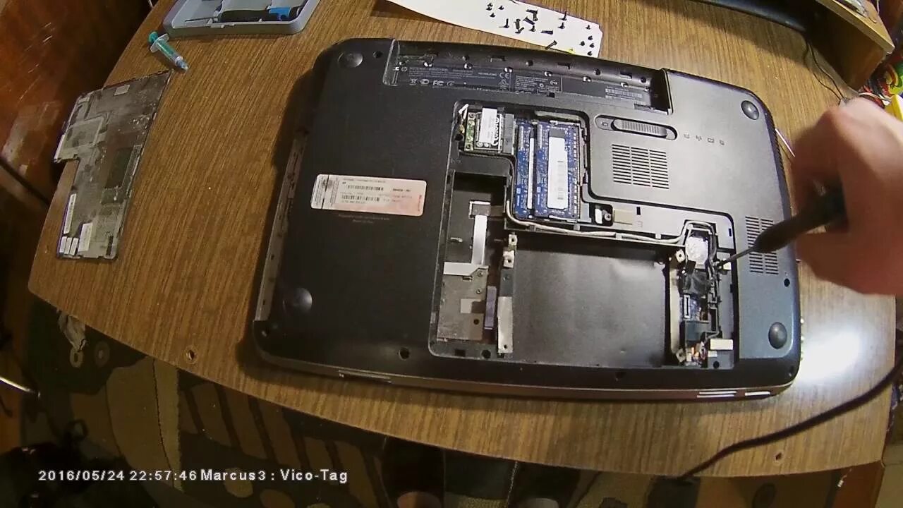 Как разобрать и почистить от пыли ноутбук Samsung 305V модель NP305V5A - YouTube