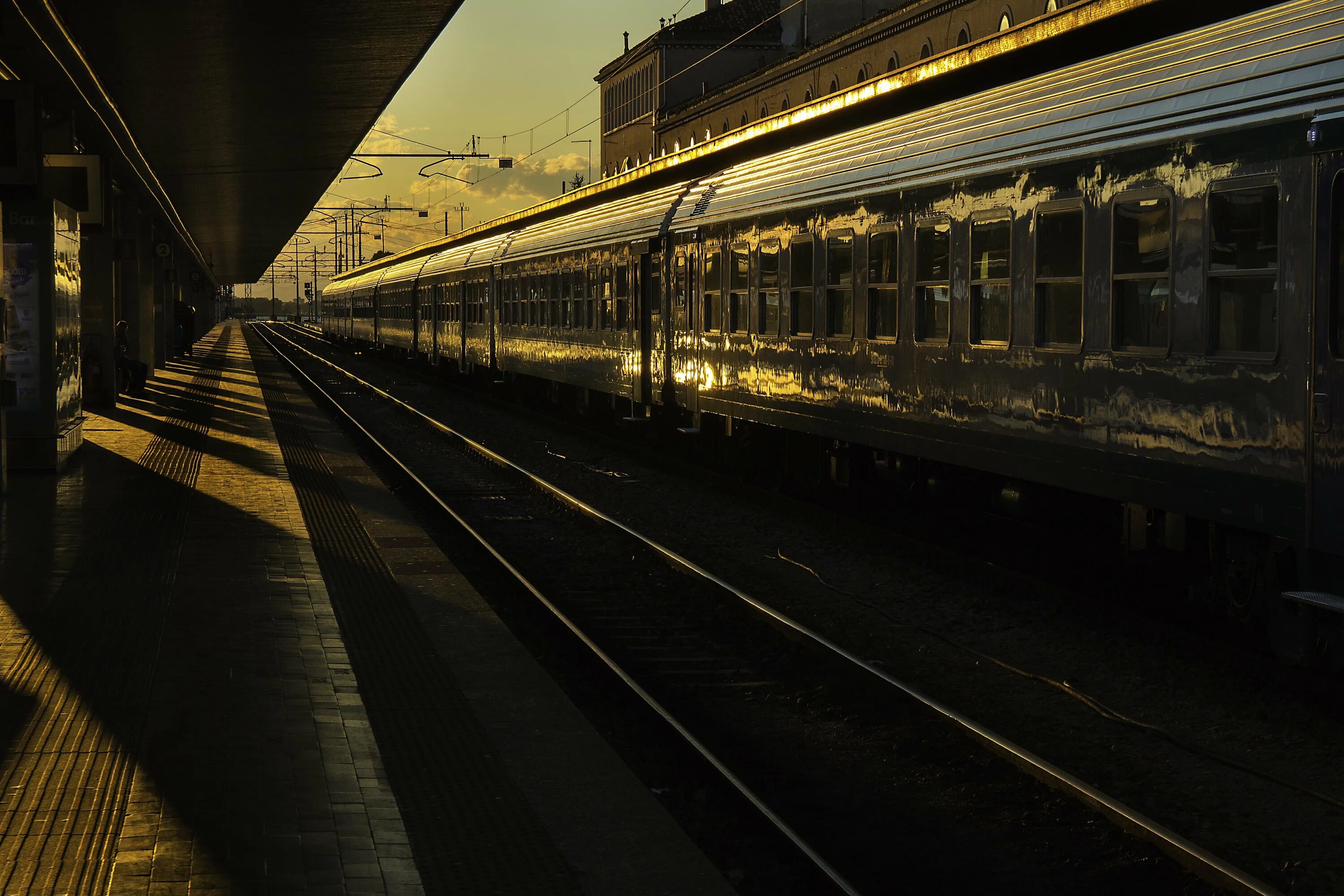 Поезда но пустой вокзал. Ночной поезд. поезд на вокзале. поезд ночью. ночной перрон вокзала.