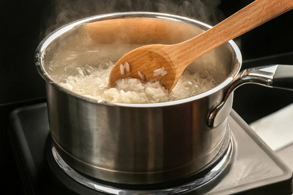 Рис в кастрюле. Посуда для готовки риса. Кастрюля с толстым дном рис. Кастрюля варится.