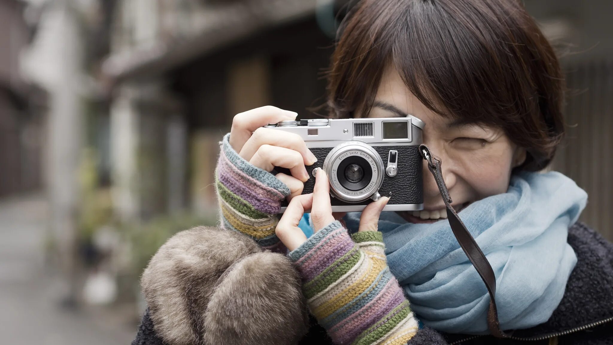 Камера друг. Японцы с фотоаппаратами. Фотоаппарат для девочек. Японка с фотоаппаратом. Молодежь с фотоаппаратом.
