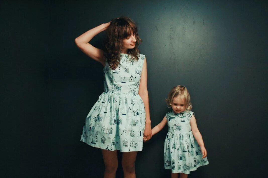 Tiny daughters. Мама и дочка. Фотосессия мама и дочка. Красивая дочь. Мама с дочкой в студии.