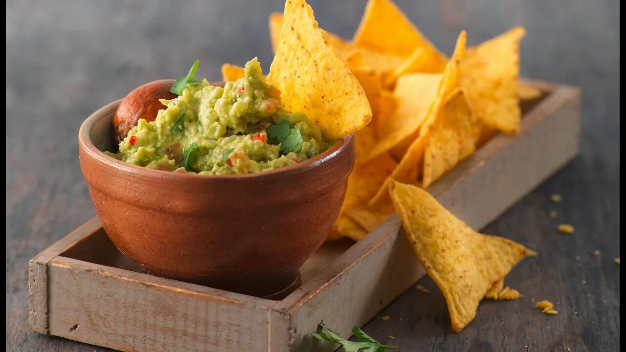 Чипсы гуакамоле по мексикански. Гуакамоле Мексика. Guacamole with Tortilla Chips. Гуакамоле Global Hacienda.