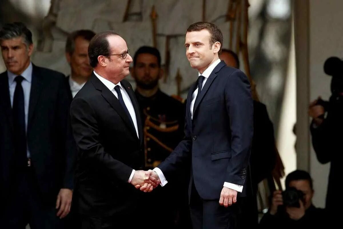 А потом оно стало президентом франции. Инаугурация президента Франции Франсуа Олланда. Церемония передачи власти. Передача власти во Франции.