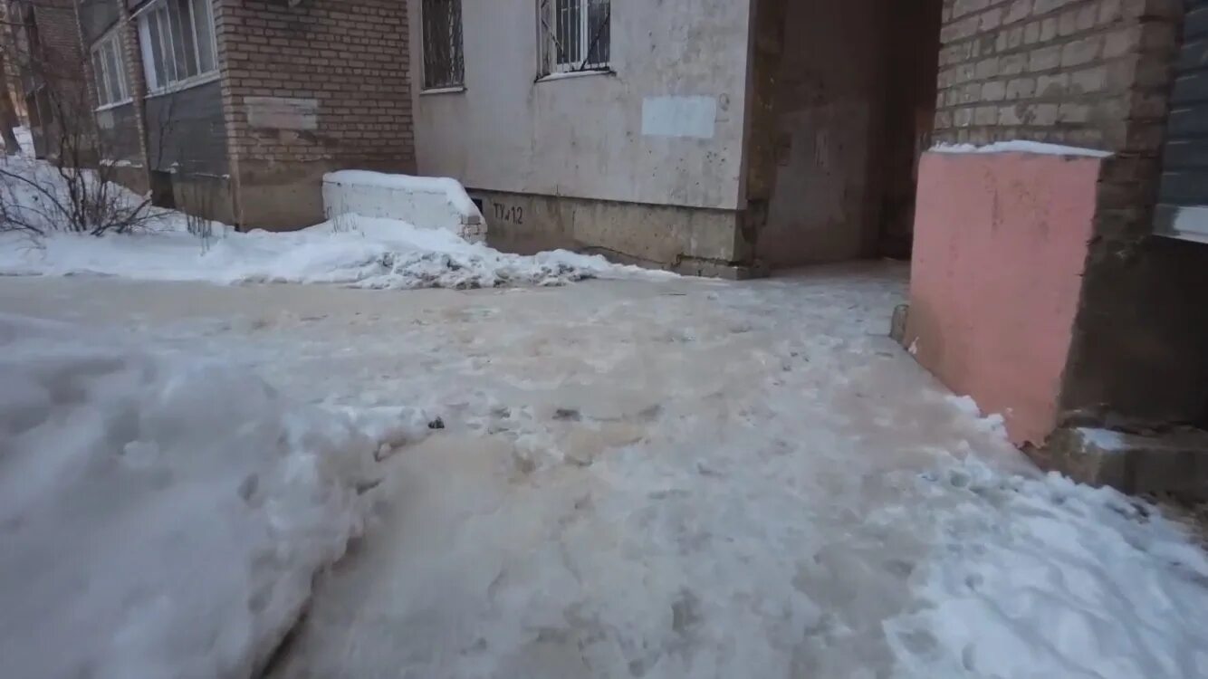 Городские службы ликвидируют последствия паводка - но и сами горожане могут поза