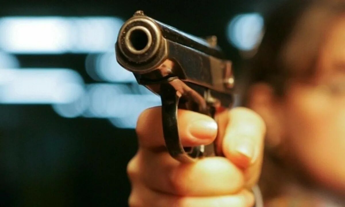 Оса пм 4. Угрожает пистолетом. Угрожает пистолетом. Стрельба из травматического. Стрельба из травматического.