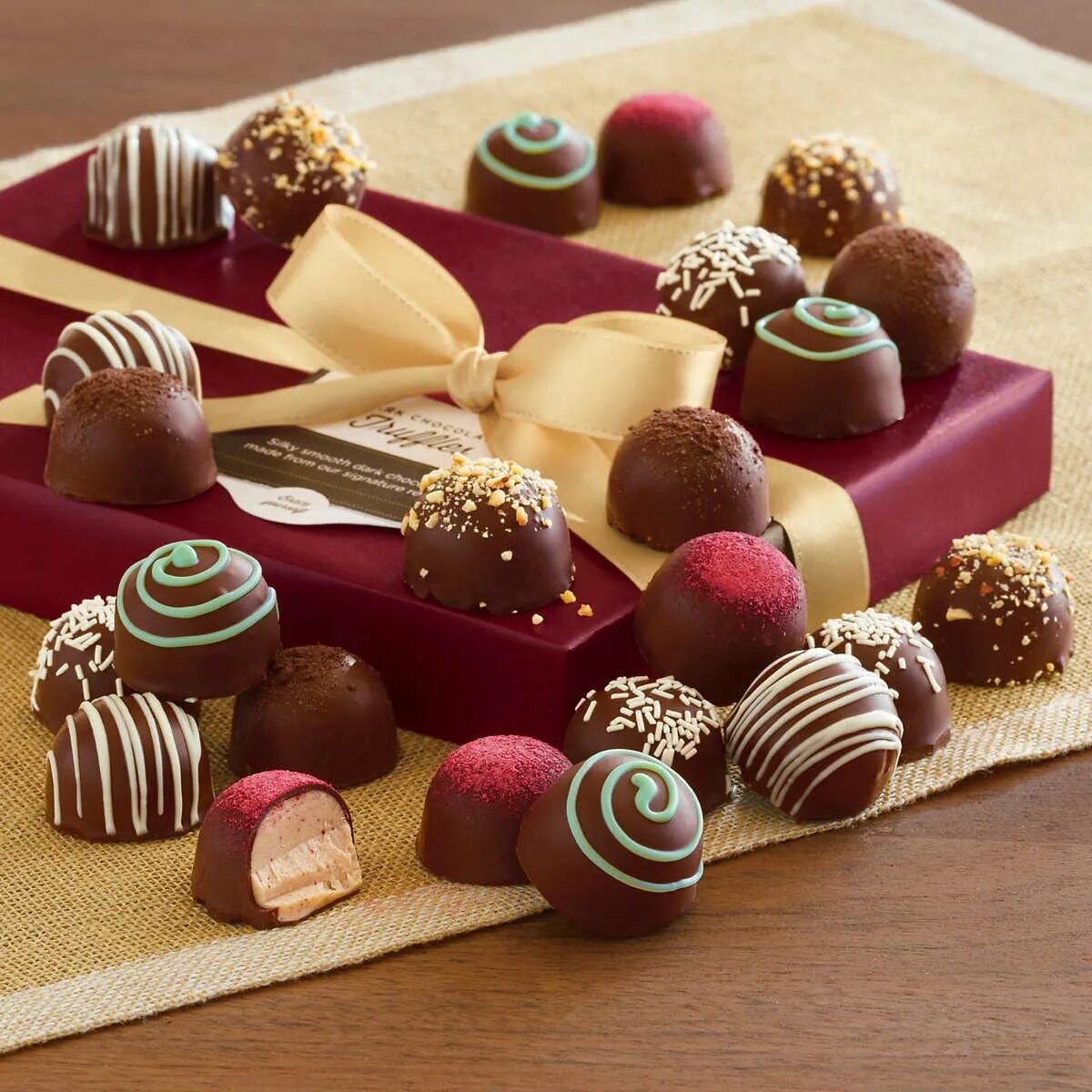 сандей «frrrozen haute chocolate». десерты с золотом. пирожное грильяж. украшение десертов золотом. шоколад.