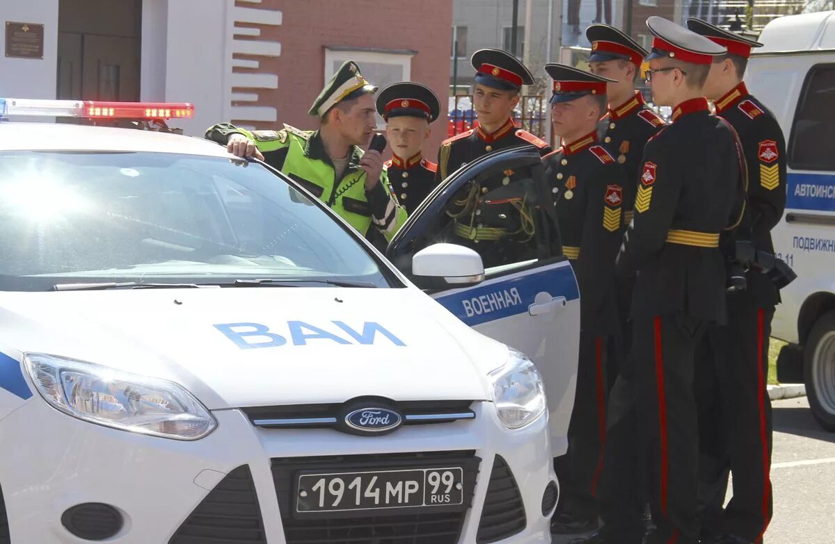 Военные останавливают машины. Военная автомобильная инспекция и ГАИ. Машины ВАИ армий. Военная авто инспекцыя. ВАИ полиция.