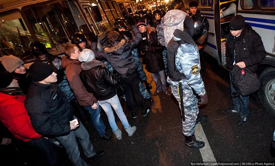 15 декабря 2010. Беспорядки на манежной площади 2010. манежка 2010 беспорядки. массовые беспорядки в москве. толпа пацанов.