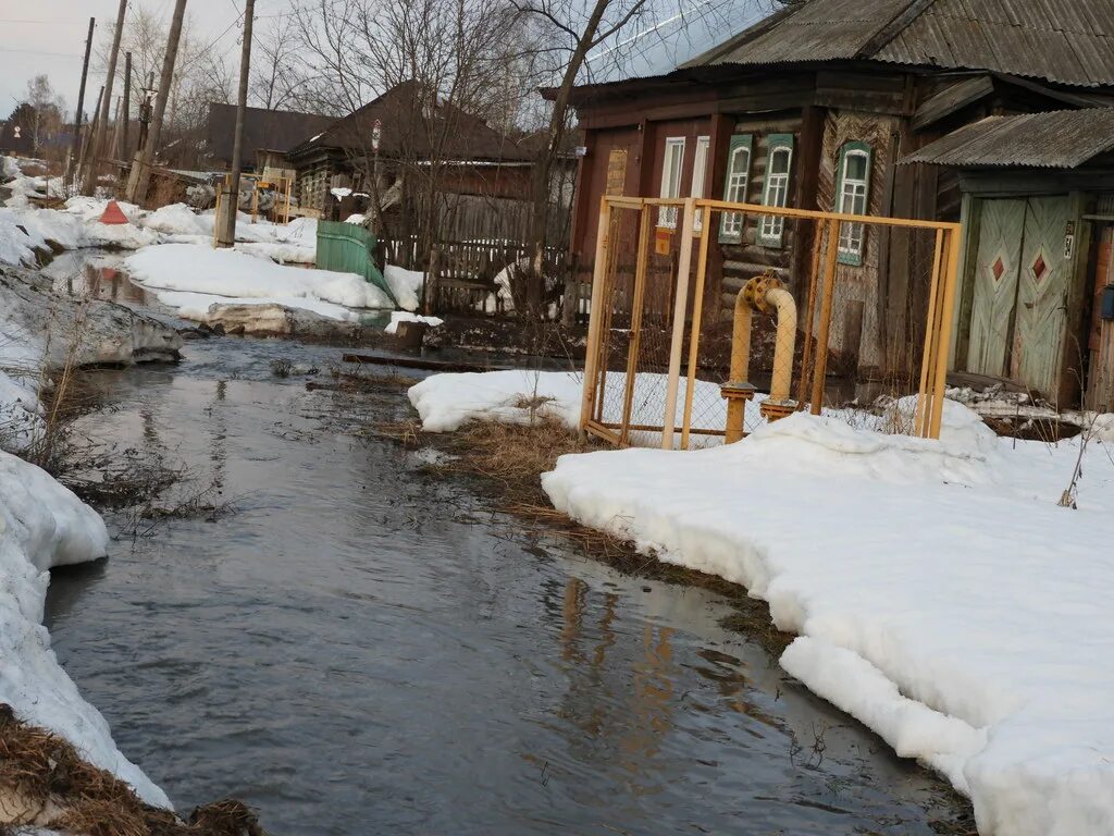 Растаял снег вода затопила