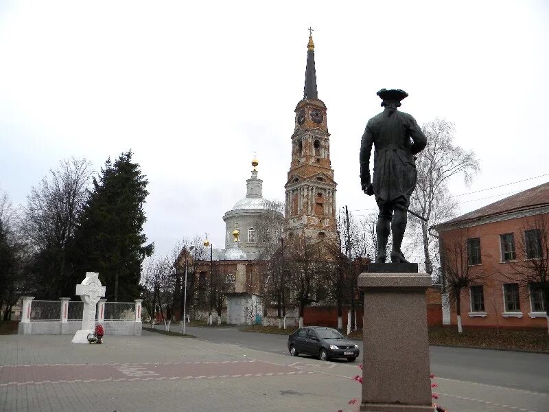 Администрация рыльска. Рыльск Курская область. Г Рыльск Курской области памятник Шелехову. Достопримечательности г Рыльска Курской области. Сквер Рыльск.