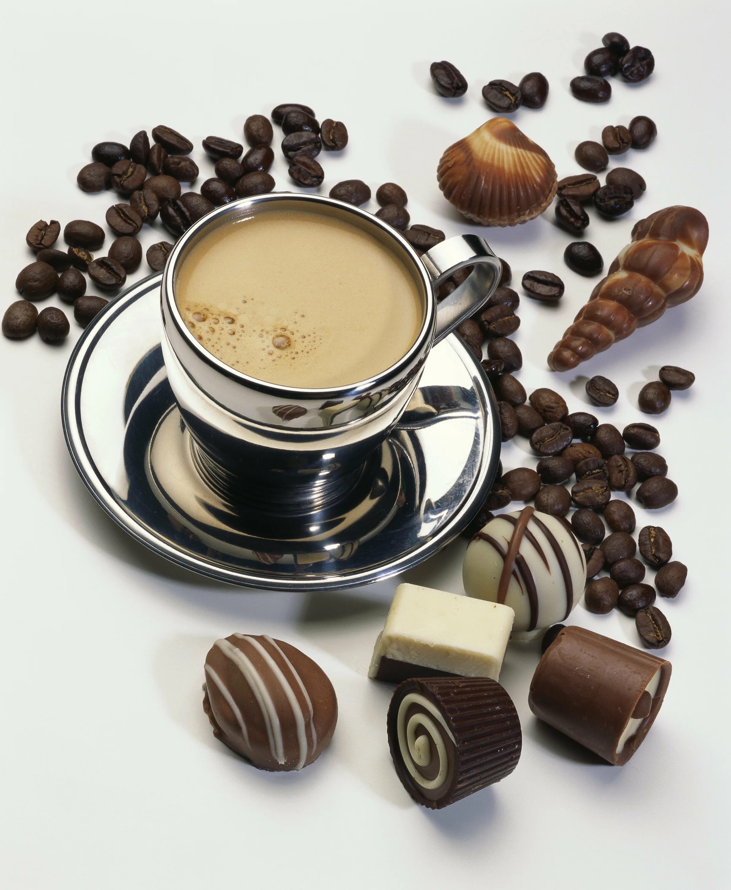 Кофе и шоколад. Кофе с конфетами. Чашка кофе. Кофе с шоколадкой. Сот кофе