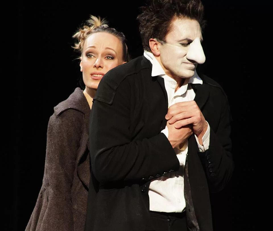 сирано де бержерак спектакль отзывы. сирано де бержерак спектакль отзывы. сирано де бержерак спектакль. сирано де бержерак спектакль мхт чехова. сирано де бержерак спектакль.