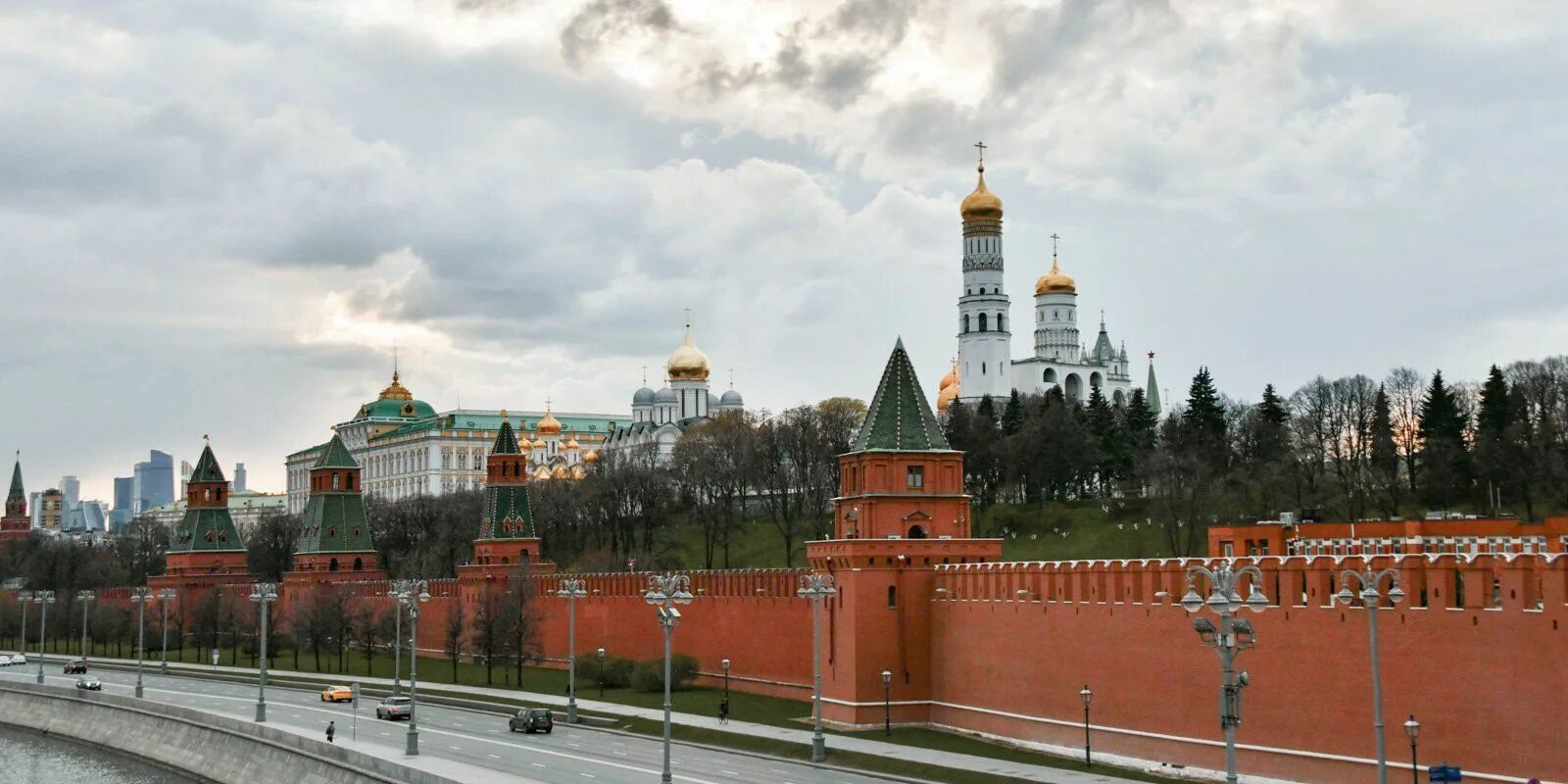 Москва город на семи холмах. Боровицкий холм Московского Кремля. Кремль Московский Кремль холм. Кремль в Москве расположенный на Боровицком Холме.