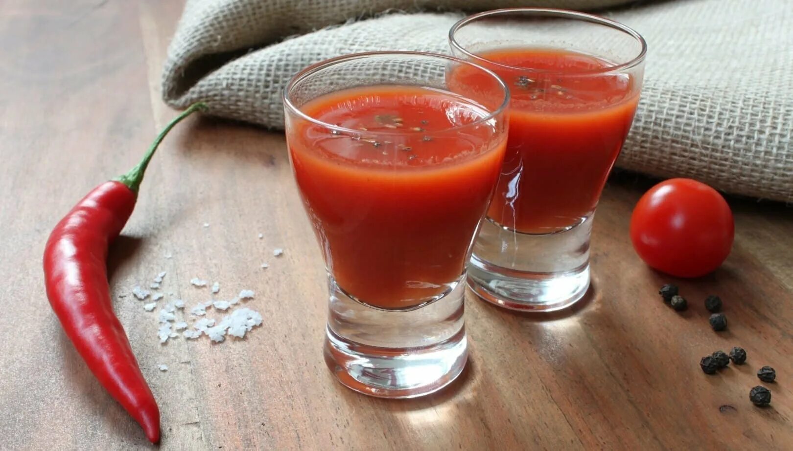 Кровавая мэри с сельдереем коктейль. Томатный сок с базиликом. Кровавая мэри с сельдереем. Томатный сок с сельдереем. Детский томатный сок.