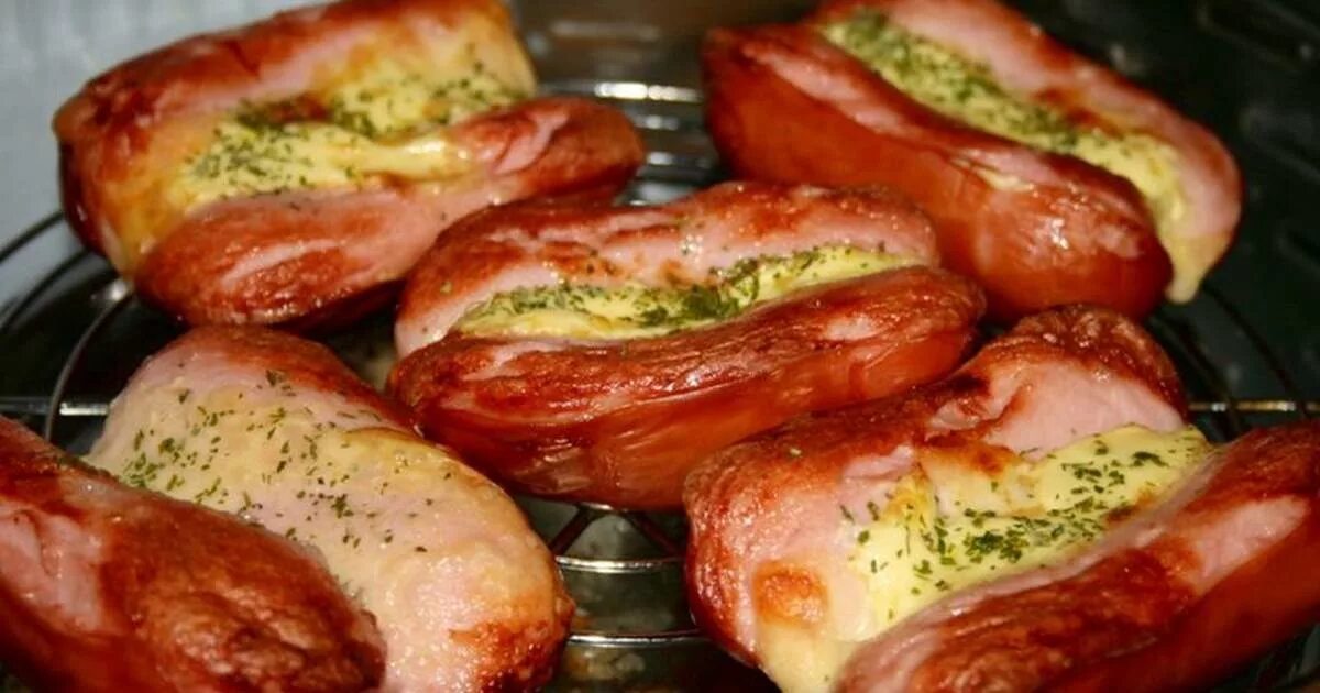приготовить сосиски в духовке с сыром. приготовить сосиски в духовке с сыром. горячие бутерброды с сосисками. сардельки с сыром в духовке. сосиски запеченные в духовке с сыром.