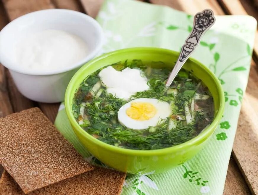 Зелёный борщ с щавелем и крапивой. Зелёный суп с щавелем и яйцом. Крапивный суп с яйцом. Холодный щавелевый суп.