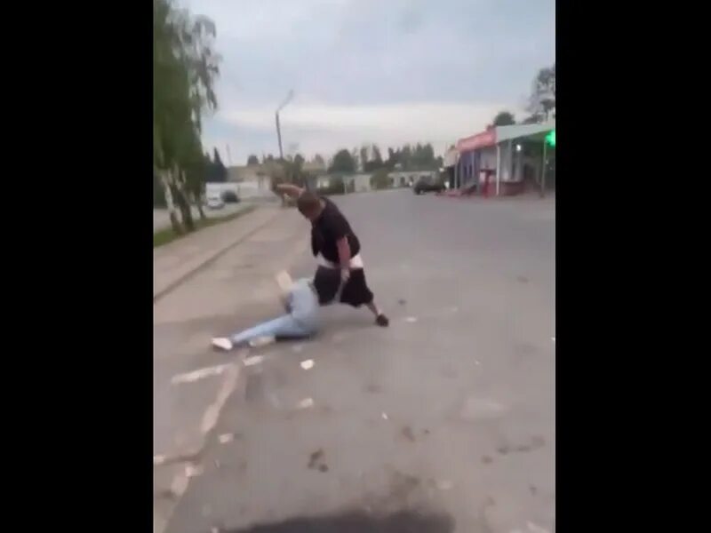 Анатолий мацукевич скейтбординг. Неадекват избил девушку. Неадекват избил девушку. Неадекват избил девушку. Избил девушку в подъезде.