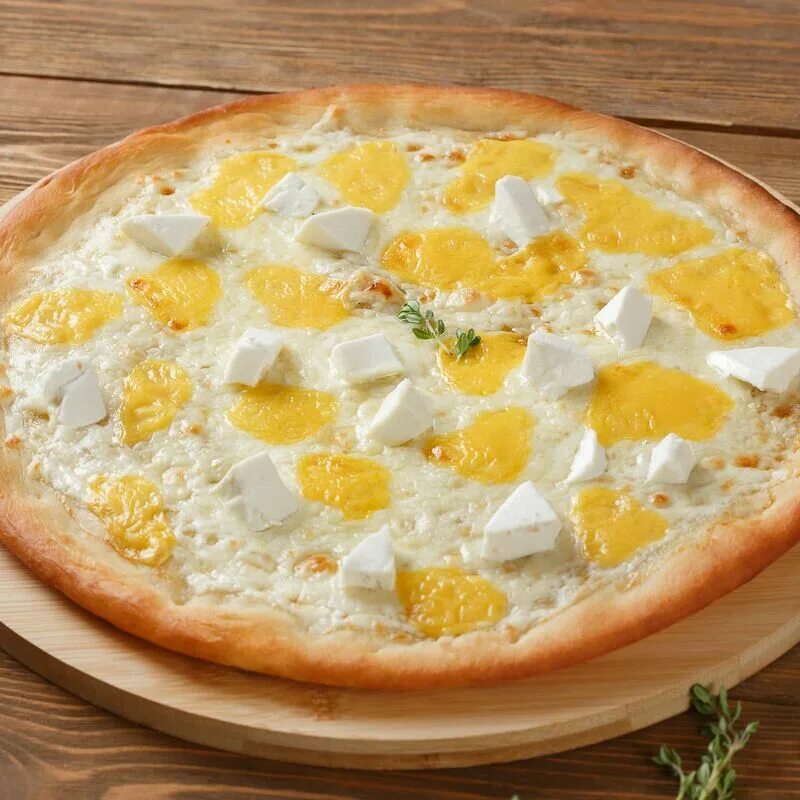 Сырная пицца с овощными начинками и уткой. Пицца сырная. пицца 6 сыров. пицца 4 сыра. пицца с сыром.