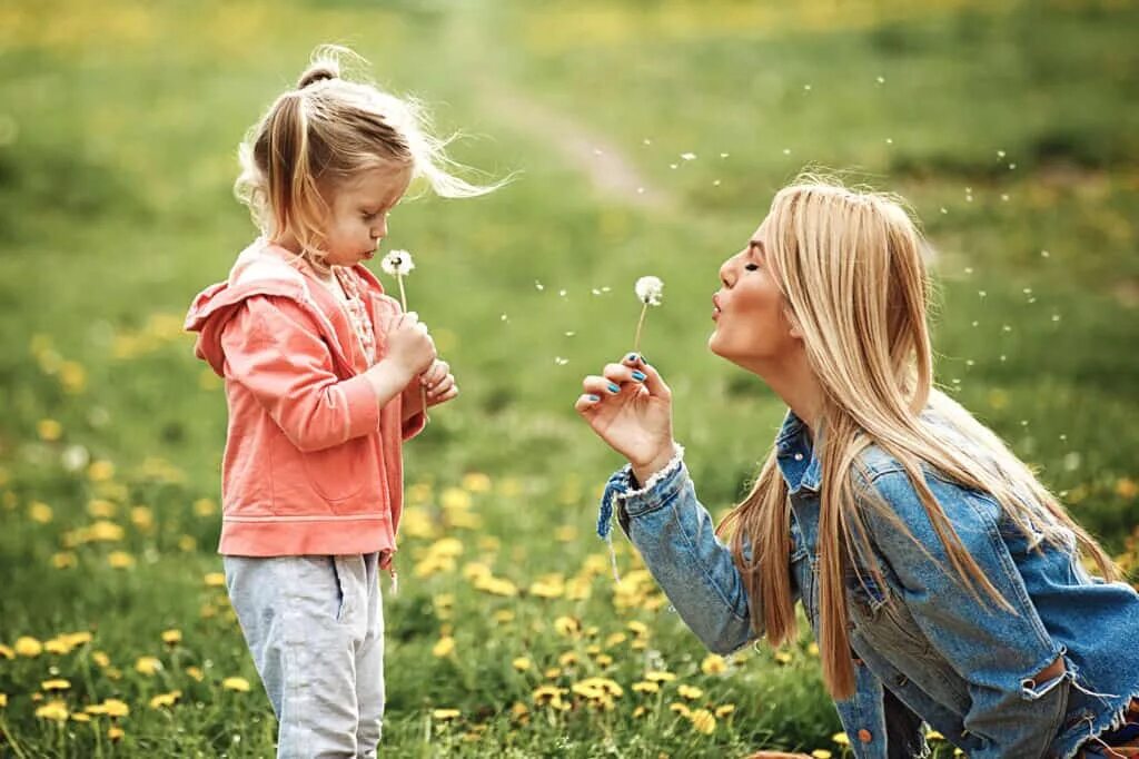 Mommy and daughter. Любознательность картинки. Маме дует дочке на челку. Дочка дует губы на родителей.