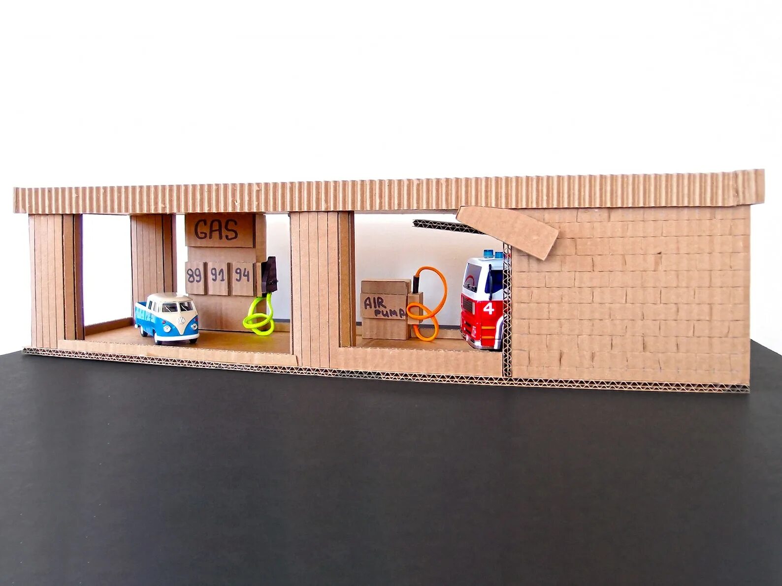 гараж из коробки для машинок. гараж из картонной коробки для машинок. гараж из картонной коробки для машинок. гараж из картонной коробки для машинок. детский гараж для машинок.