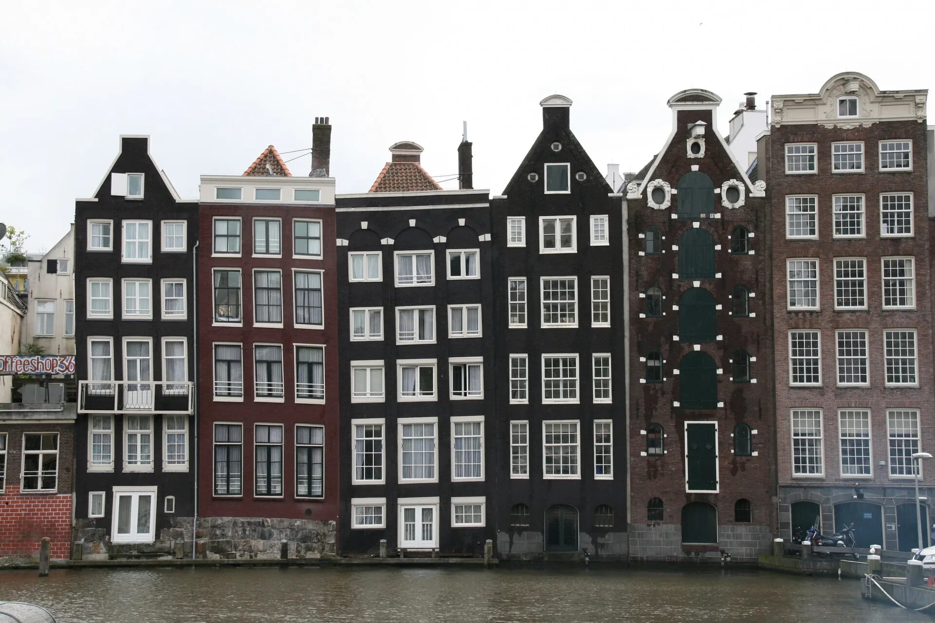 Голландская дом 3. Амстердам домики. Голландские домики. Плитка с голландскими домиками. Разноцветные домики Амстердама.