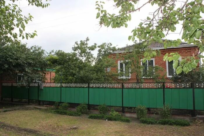 Станица ленинградская краснодарский край хутор белый. Дом в станице. Станица ленинградская ул. Недвижимость ленинградская краснодарский край. Авито ленинградская станица краснодарский край.