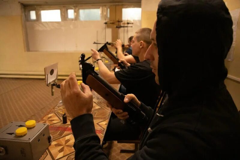 1 упражнение учебных стрельб из пм. Изготовка для стрельбы стоя из автомата. Изготовка для стрельбы стоя из пистолета макарова. Упражнения стрельб из стрелкового оружия. Упражнение контрольных стрельб 2 укс.