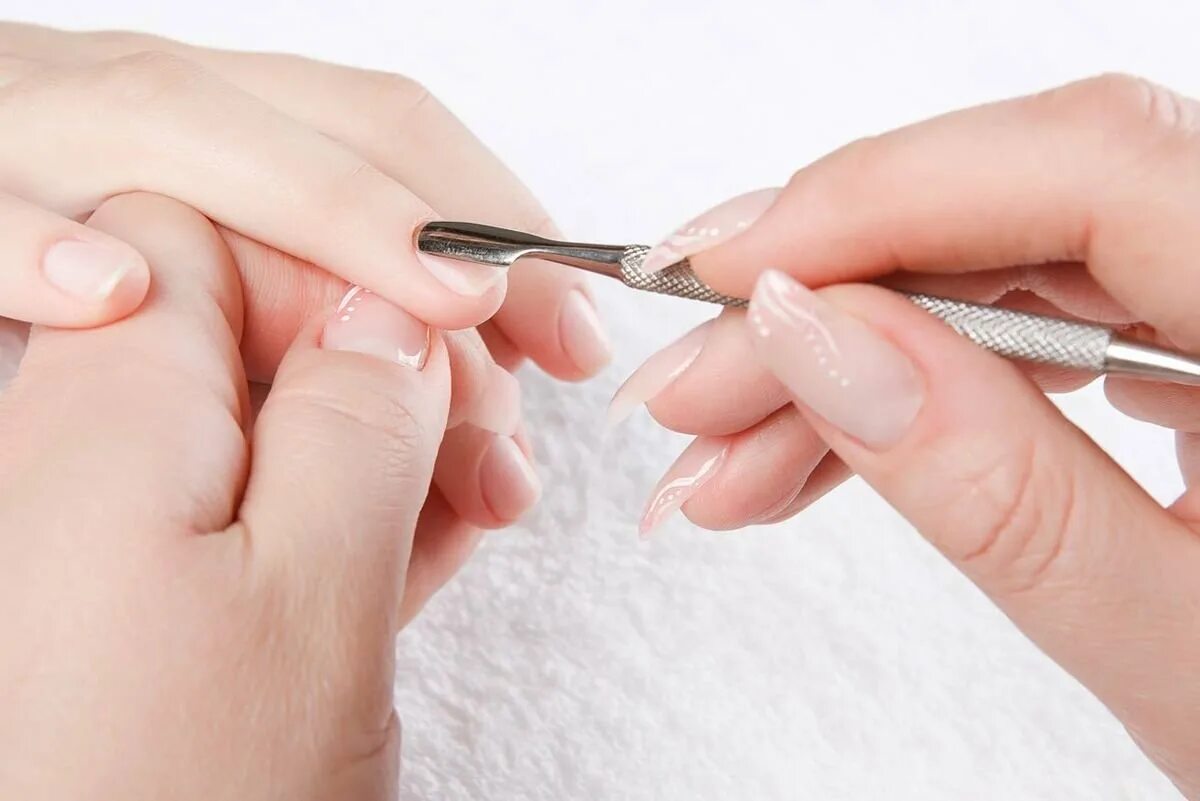 Картинки для визиток мастера маникюра. Европейский необрезной маникюр. Кутикулы ногтей наносят масло. Ногти людей которые работают с ножом. Как ухаживать за кутикулой между маникюрами.