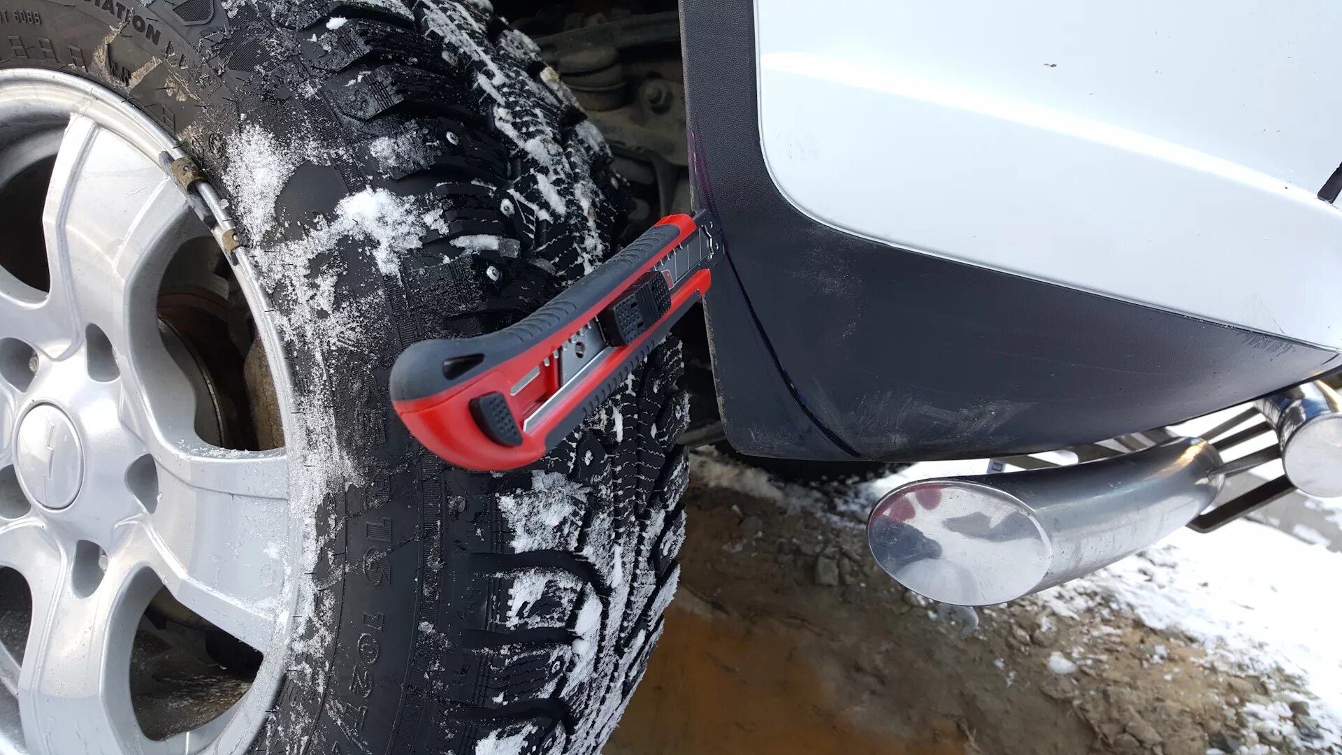 Накладка на капот на шеви ниву. Подрезка бампера на шевроле нива. Распил бампера нива шевроле. Подрезка бампера. Шеви нива без бампера.