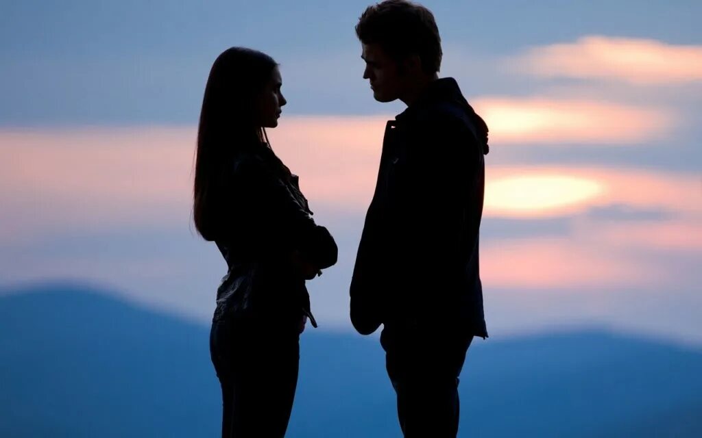 Мужчина и женщина стоят. Стоишь напротив. Парень и девушка напротив друг друга. Стоишь напротив. Молодая пара.