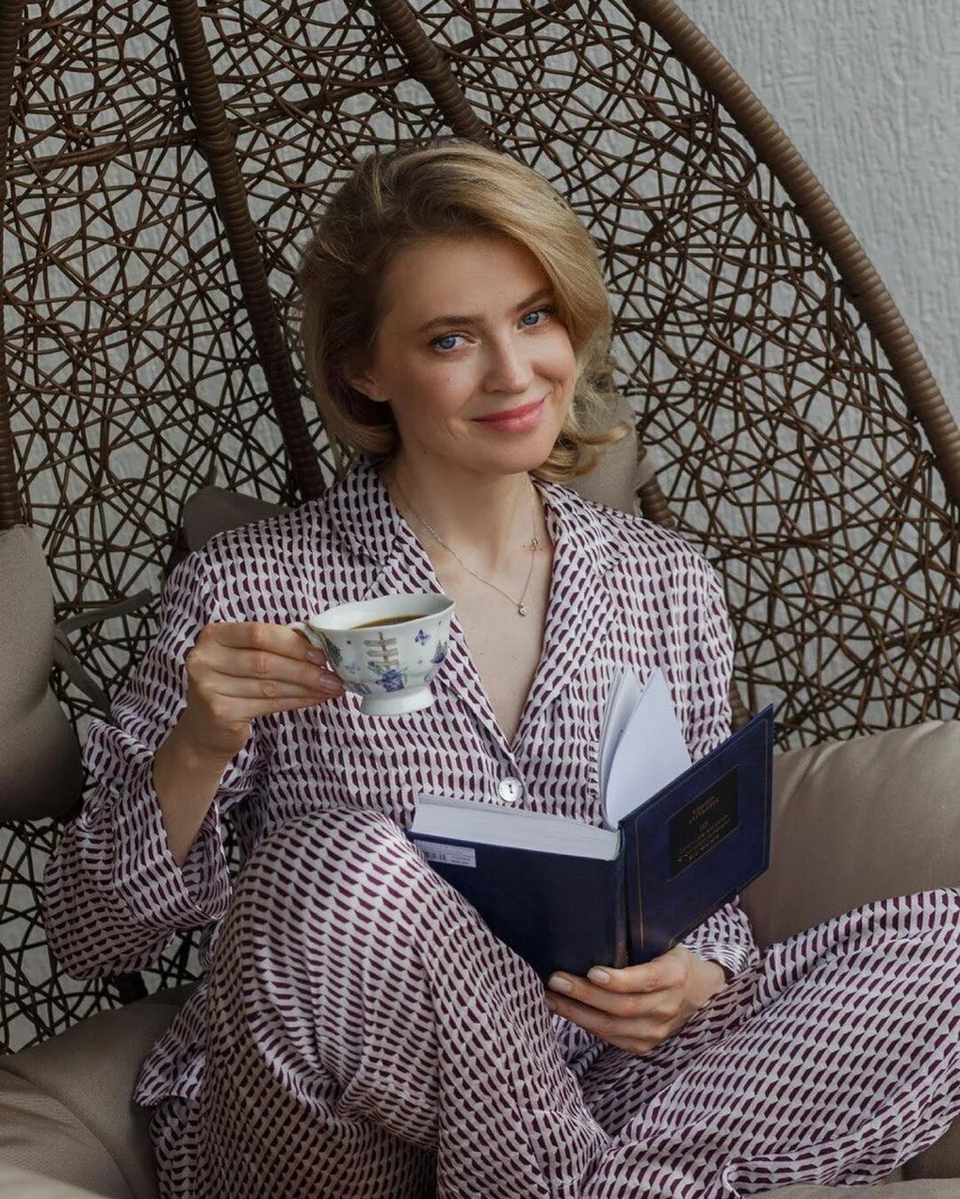 Мысли вслух книга поклонская. Няш мяш. Поклонская мемы. Поклонская в свитере. Мысли вслух книга поклонская.