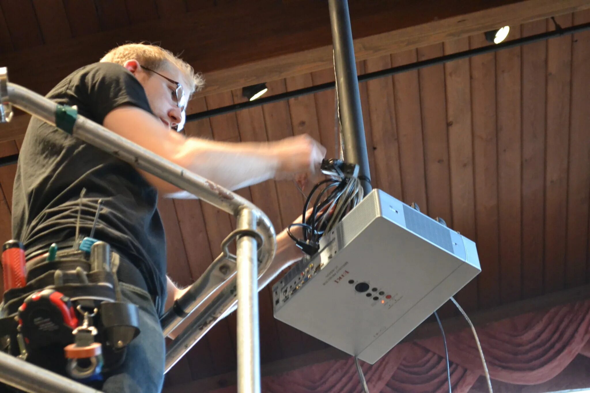 Skip installation. Equipment installer. install equipment. audiovisual equipment installation. audiovisual equipment installation process.
