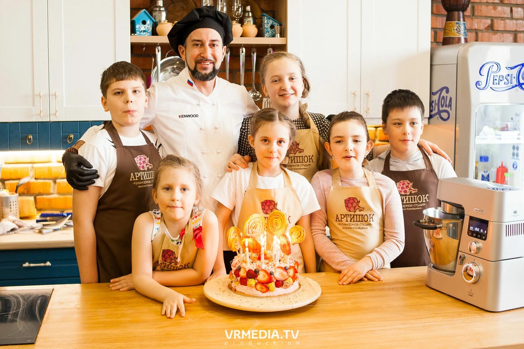 Художественная школа. Артишок кемерово. Артишок кемерово кулинарная студия. День рождения в кулинарной студии. Кулинарная студия для детей.