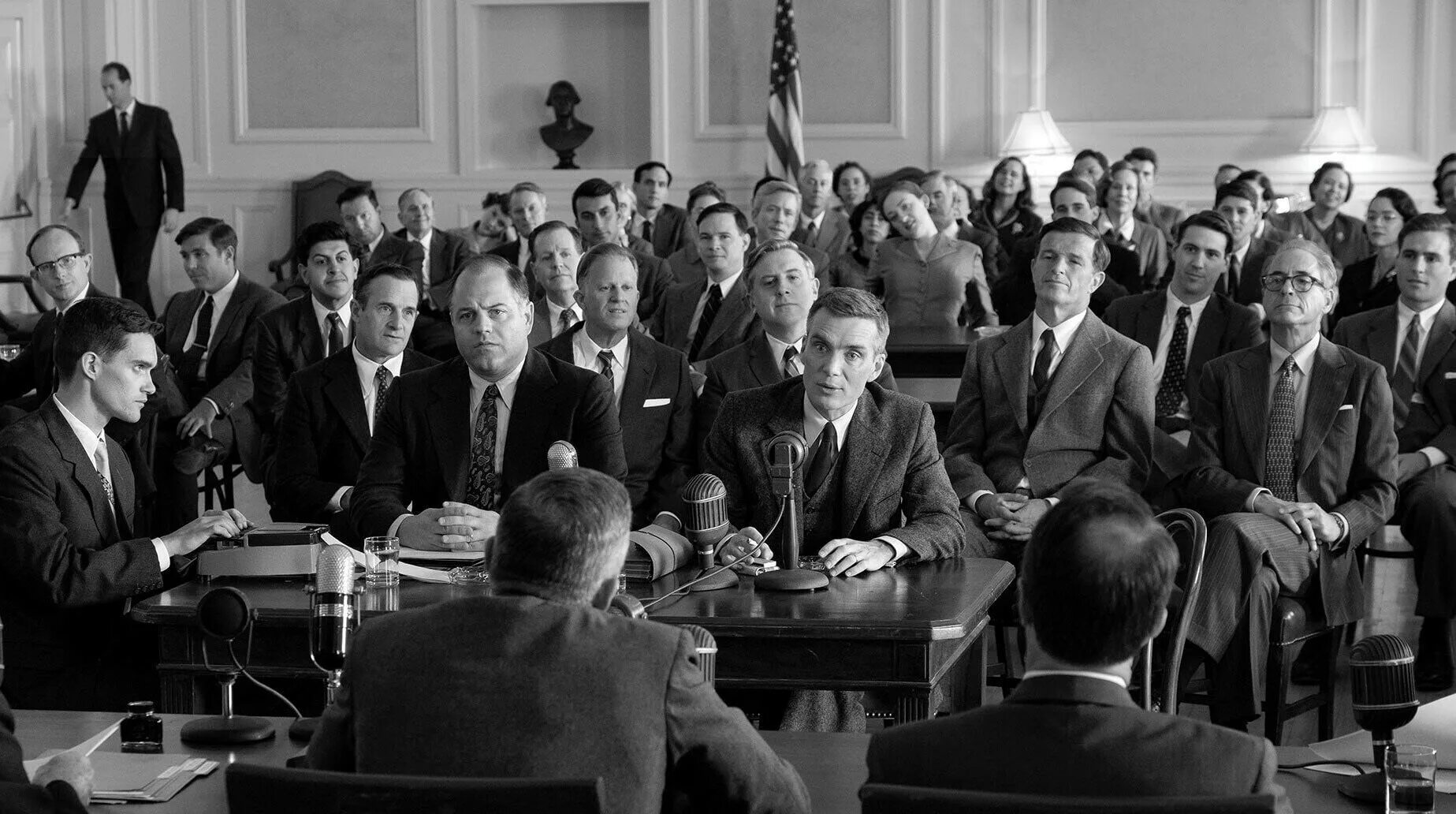 Киллиан мёрфи оппингеймер. Оппенгеймер показывают. Оппенгеймер фильм 2023 мёрфи. Оппенгеймер показывают. Оппенгеймер кадры из трейлера.