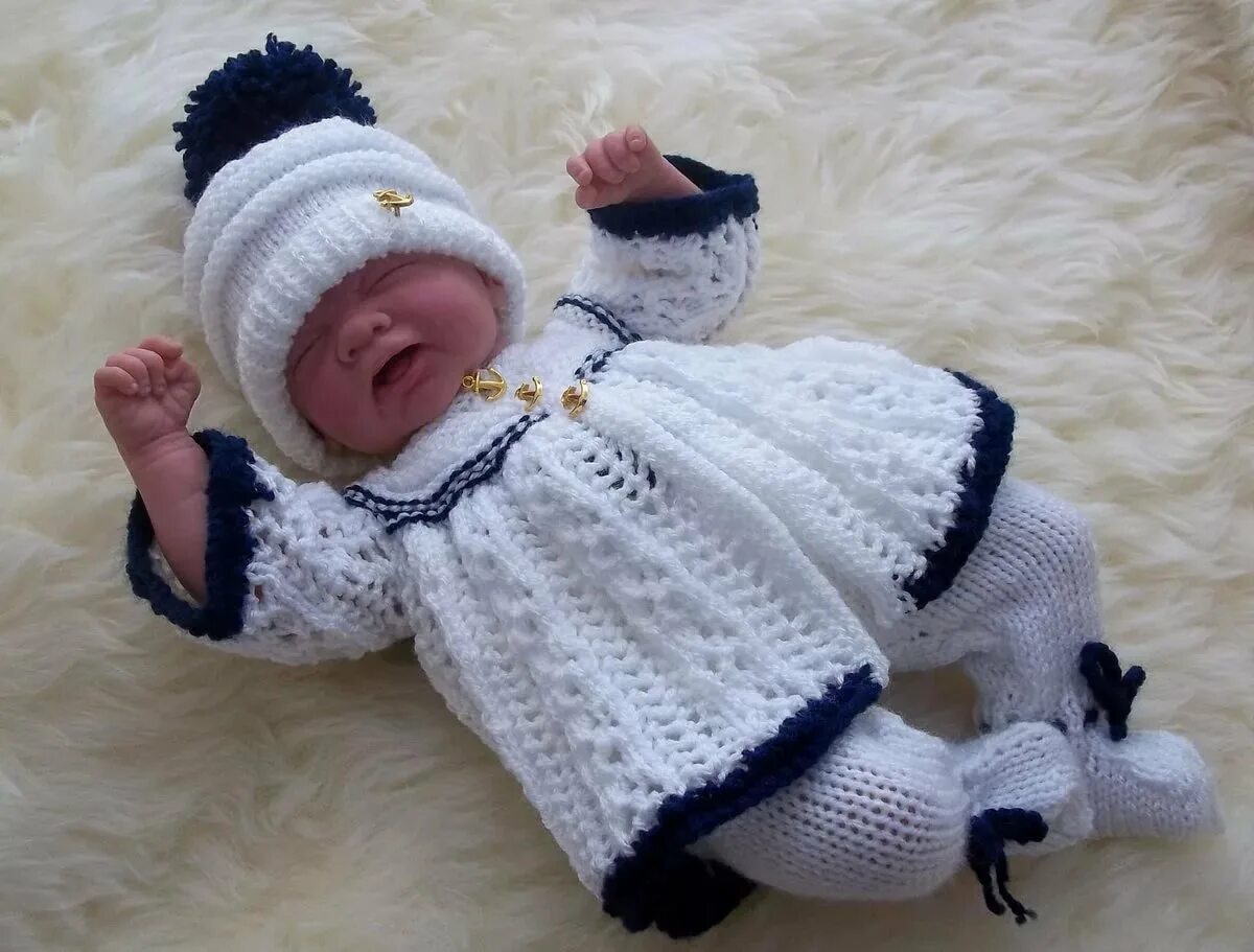Вязаные чепчики для новорожденных девочек. Детские вязаные вещи для новорожденных. Вязаная одежда для новорожденных девочек. Вязаные детские вещи. Вязаные комплекты для новорожденных.
