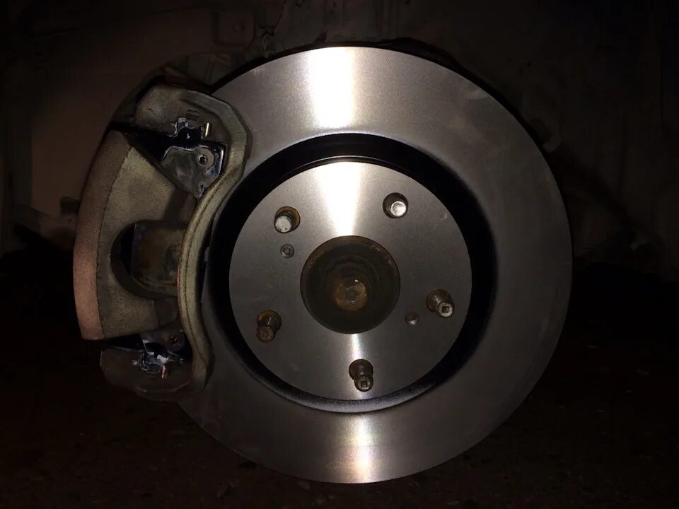 Тормозные диски с перфорацией toyota alphard. Тормозные диски камри 40. Тормозные диски камри 40. Тормозные диски камри 40. 4 тормозные диски.