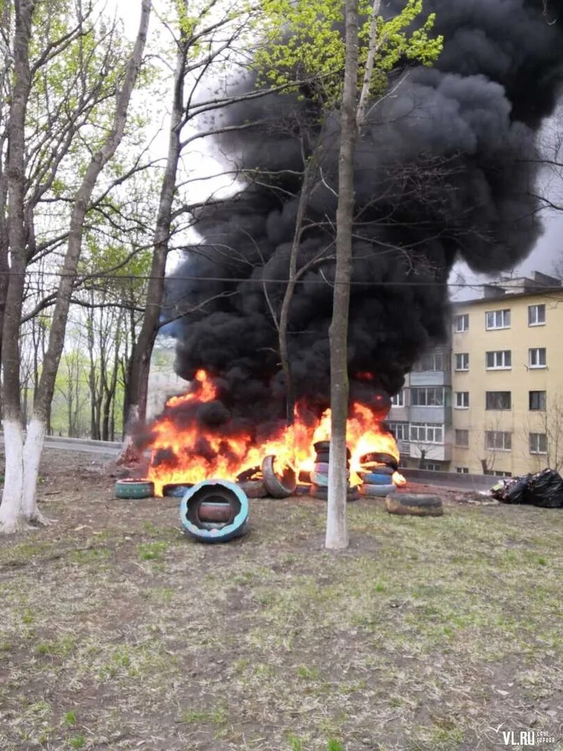 Поджигали покрышки. Горящая резина. Пожар покрышек в Кувейте. Сгоревшая покрышка фото.