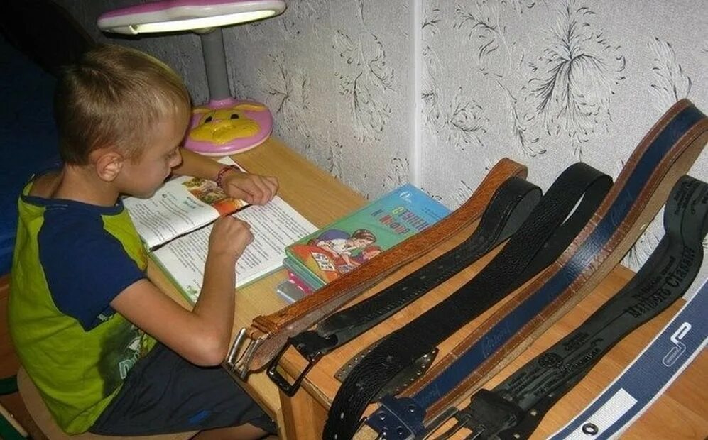 Дети делают уроки смешное. Дети делают уроки смешное. Дети делают уроки смешное. Родители делают уроки за детей. Смешные занятия.