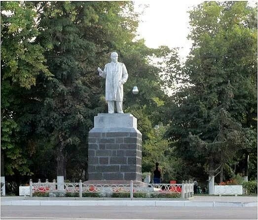 Каменск шахтинский ул ленина. Памятники Ленину (Каменск-Шахтинский). Ленин статуя Каменск Шахтинский. Памятник Ленину Каменск Уральский. Мкр заводской Каменск-Шахтинский памятник Ленину.