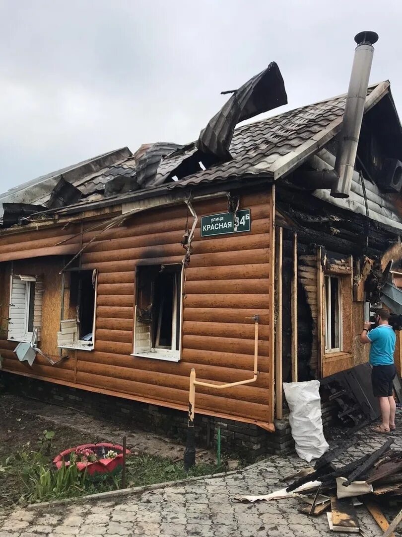 Поставь попали в дом. Попадание молнии в дом. Молния попала в дом. Удар молнии в кровлю. Молния ударила в дом.