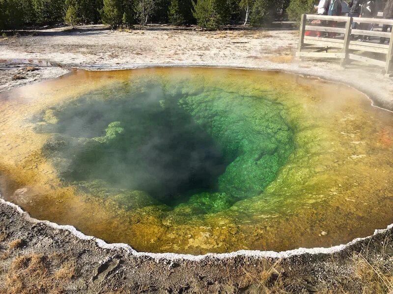 кратер вулкана йеллоустоун. штат монтана йеллоустонский парк. озеро еллоу стоун. национальный парк йеллоустоун супервулкан. национальные парки йеллоустонский (сша).