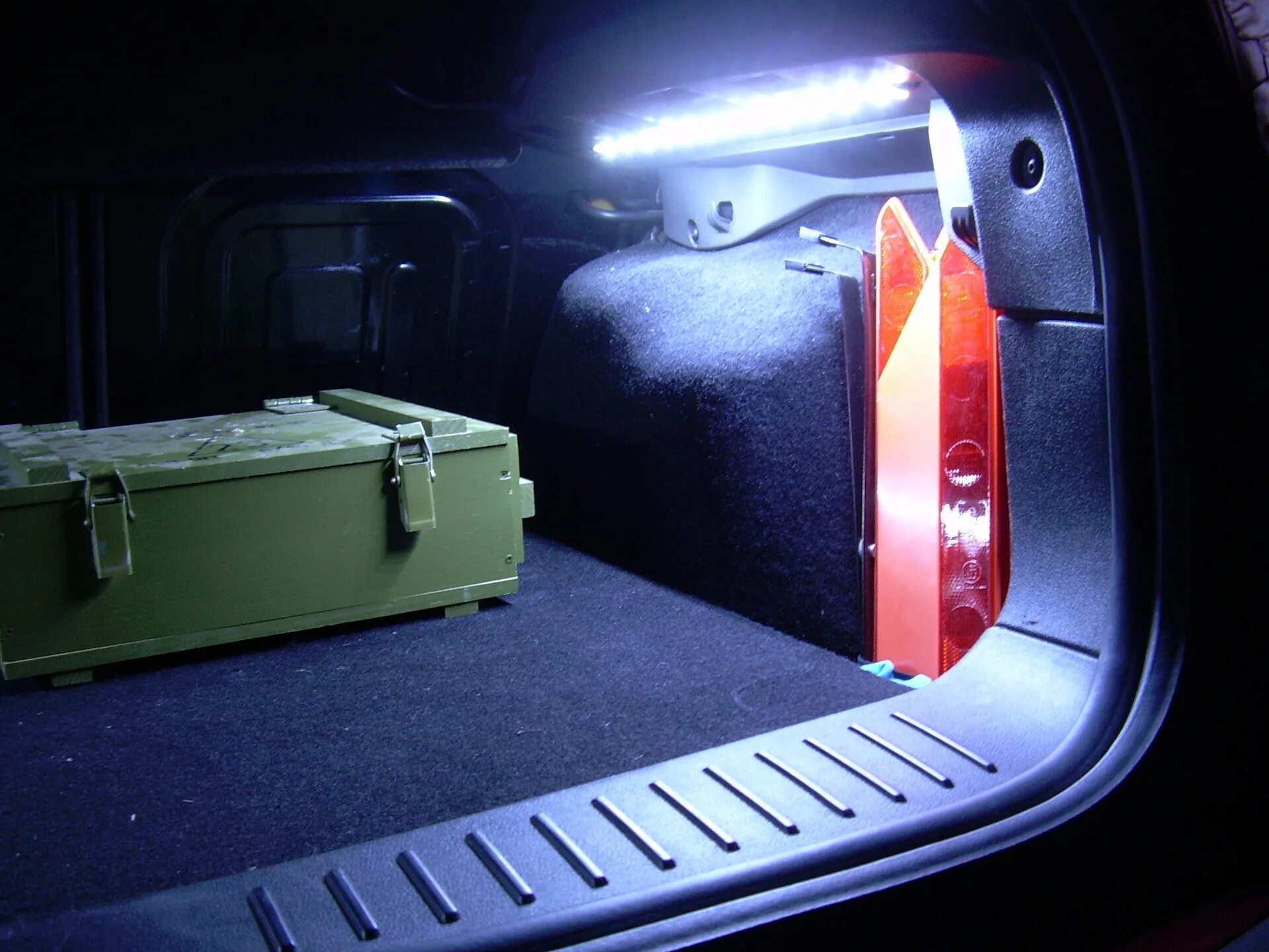 Купить подсветку багажника. Подсветка багажника Форд фокус 2 хэтчбек. Подсветка багажника Freelander 2 l359. Подсветка багажника ASX. Освещение багажника Форд фокус 2 хэтчбек.