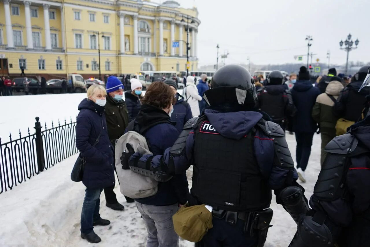 Митинги в петербурге сегодня. Задержание на Сенатской площади митинга в Петербурге. Митинг декабрь 2021 СПБ. Митинги в СПБ И праздники в городе. Задержания митинга на Невском проспекте в Петербурге 21 апреля.