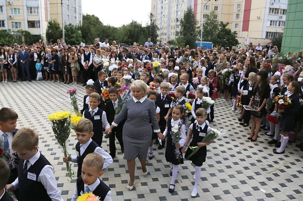 101 Школа Воронеж. Школа 1 Воронеж. Линейка в школе. Линейка 1 сентября. Школа 10 линейка