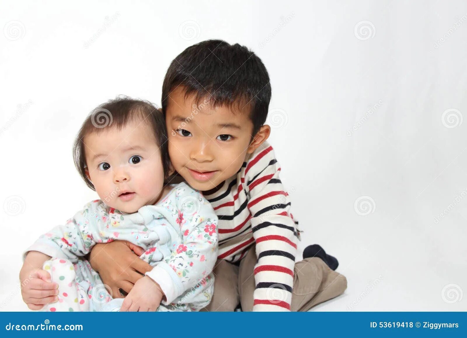 Младший брат японки. Брат и сестра на японском. Младший брат японец. Маленькие братики японцы. Фото японка брат и сестра.