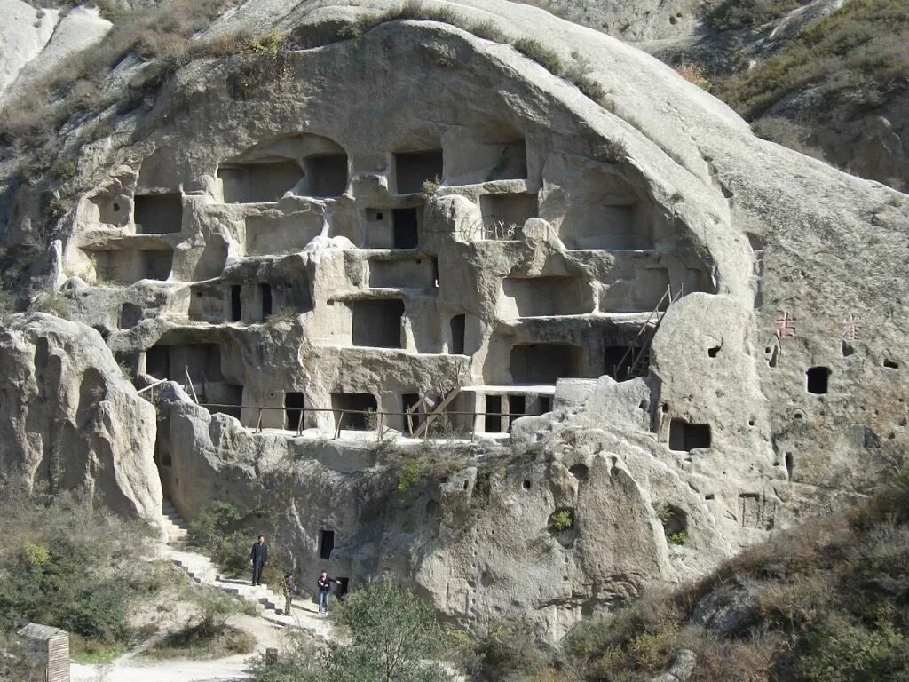 Ancient cave. Жилища в скалах. Жилище в скале. Руины жилищ. Жилища в скалах адиты.