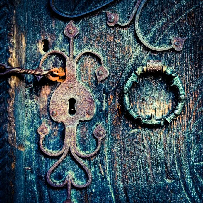 Замочная скважина. Старинная замочная скважина. Старинная дверь с ключом. Дверь с замочной скважиной.