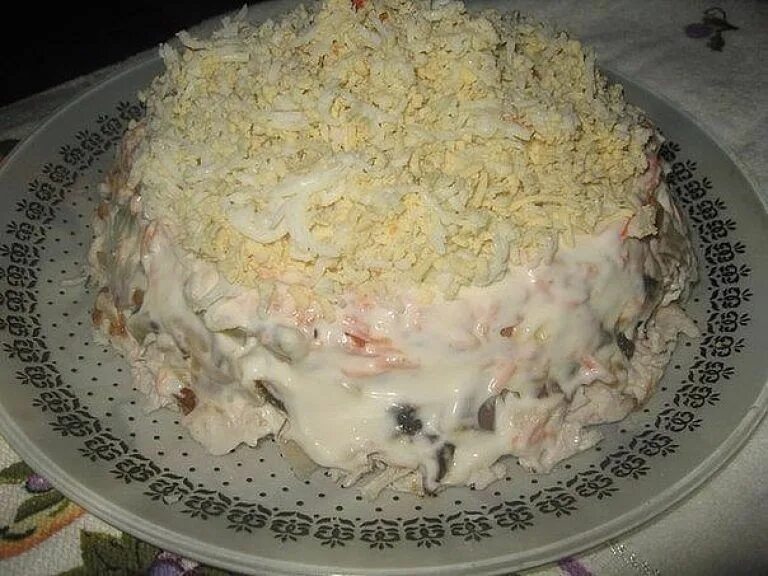 Салат белый с копченой курицей. Салат белый лебедь. салат белая береза. салат белый принц. салат белая береза с курицей и грибами.
