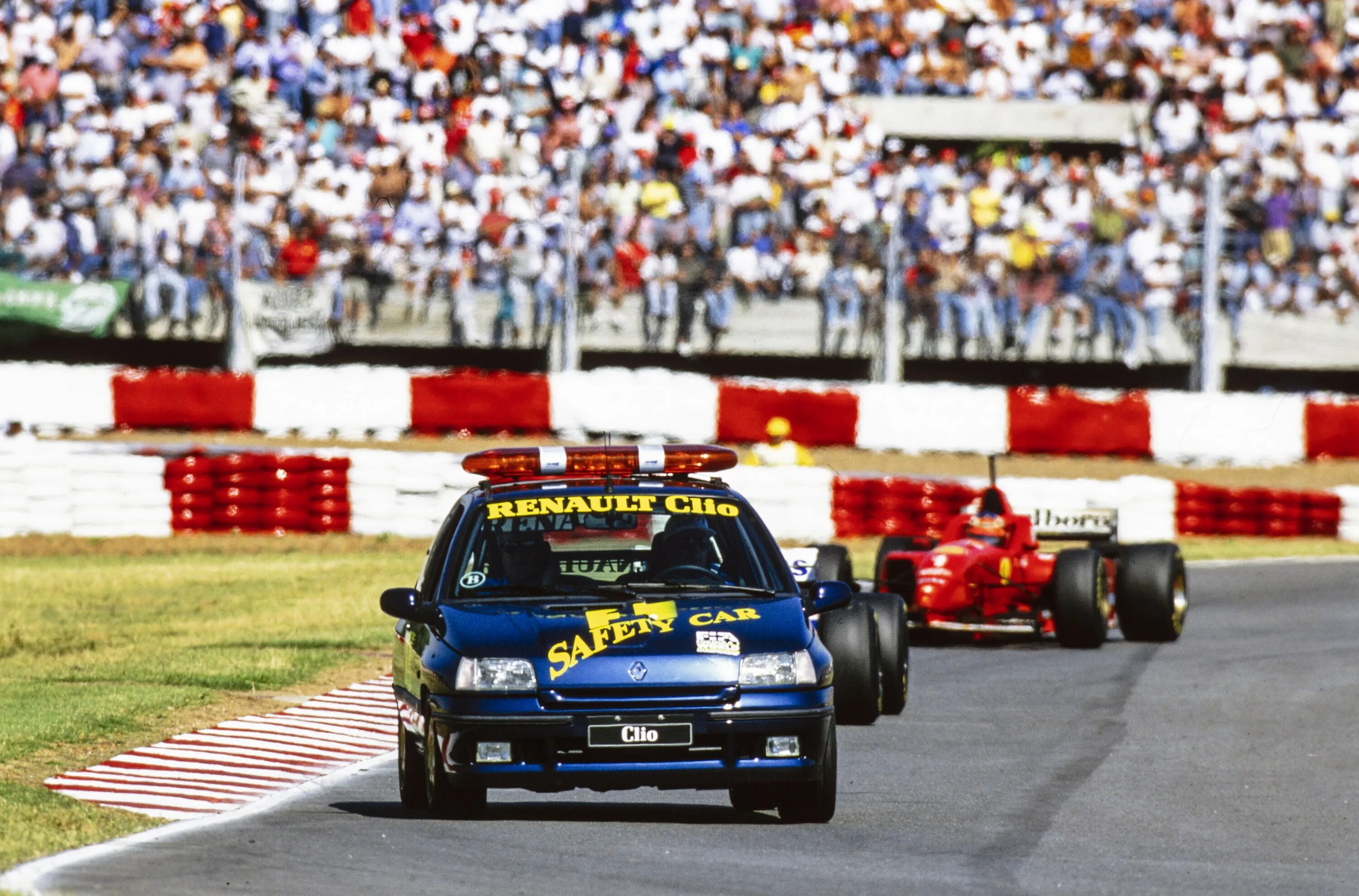 Автомобиль безопасности формула. Гран при Аргентины 1996. Сейфети кар формула-1. Renault Clio Williams (1996). Гран при формулы 1 1996.